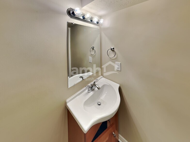 Building Photo - 307 S 1050 E