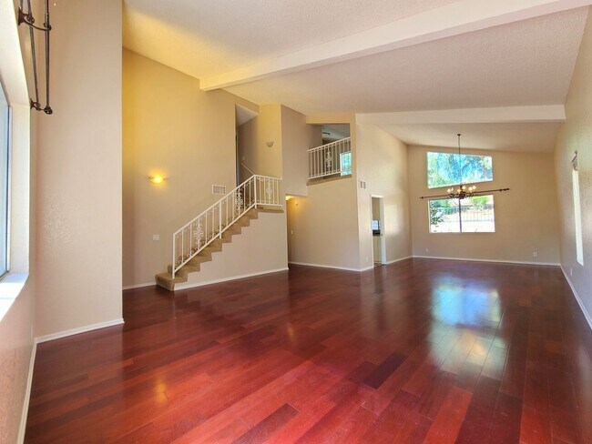 Building Photo - Beautiful 2-Story South Redlands Home with 3 Bedrooms and a Family Room!