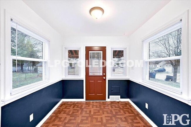 Building Photo - 667 Caswell Ave