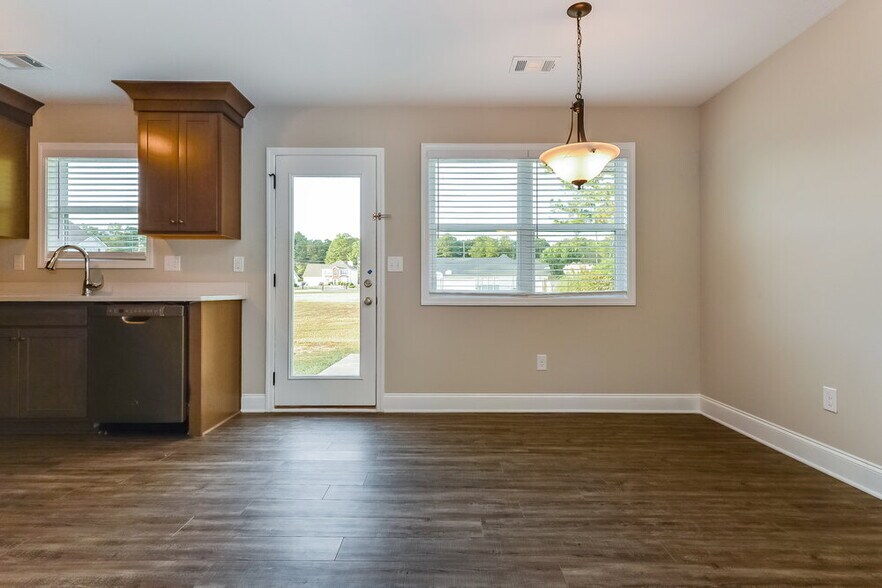 Building Photo - 320 Woodland Ridge Cir