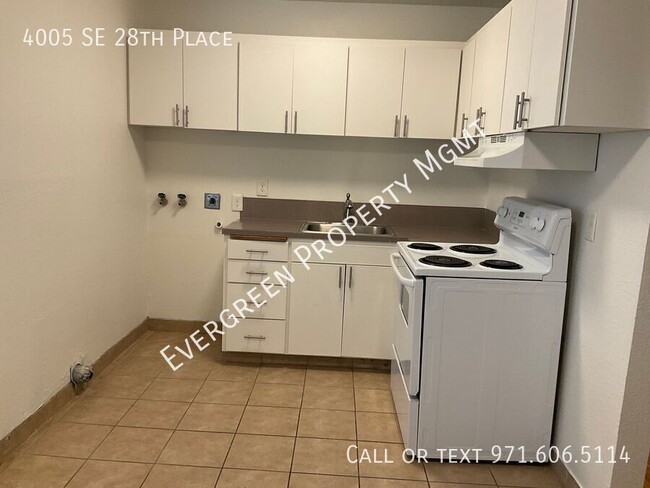 Building Photo - MOVE IN READY! $1,495 2BR/1BA With a Yard ...