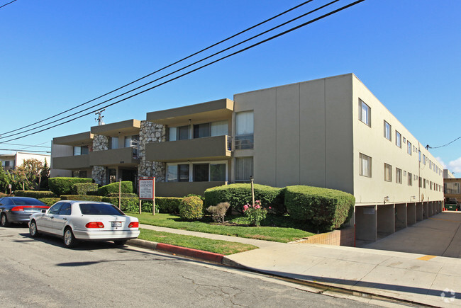 Primary Photo - Commodore Apartments