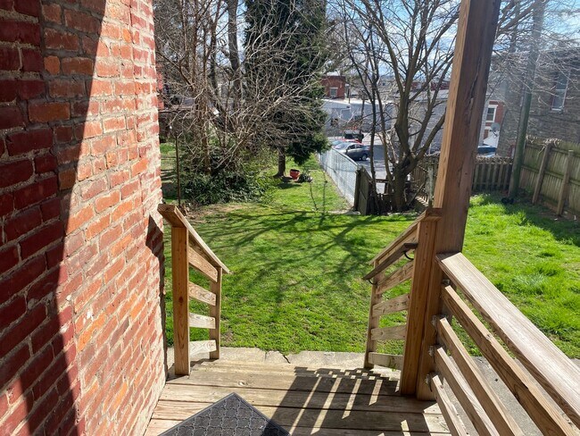 Building Photo - 528 E King St