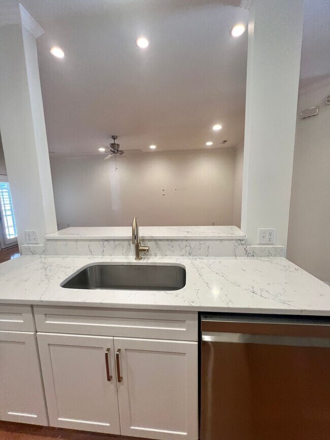 Building Photo - 1600 Sturdivant Dr
