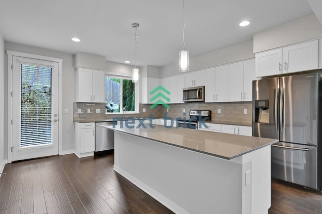 Building Photo - Spacious 3-Bed Townhouse Retreat in Bothell – 1928 Sq Ft of Comfortable Living!