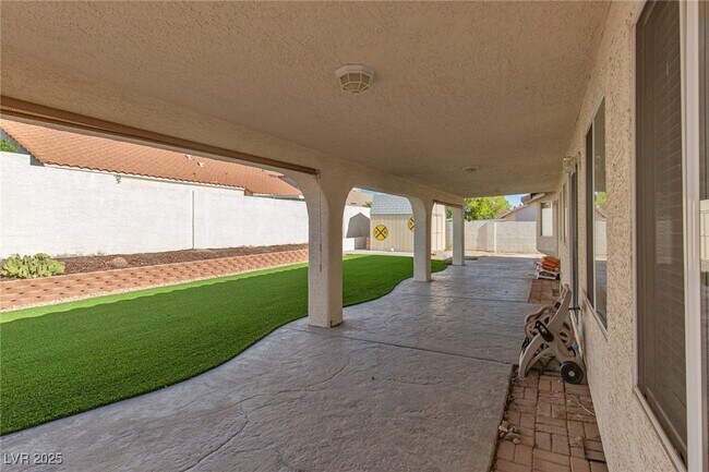 Building Photo - 533 Trocadero St