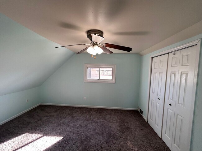 Building Photo - 4 bedroom 2 bath - Levittown