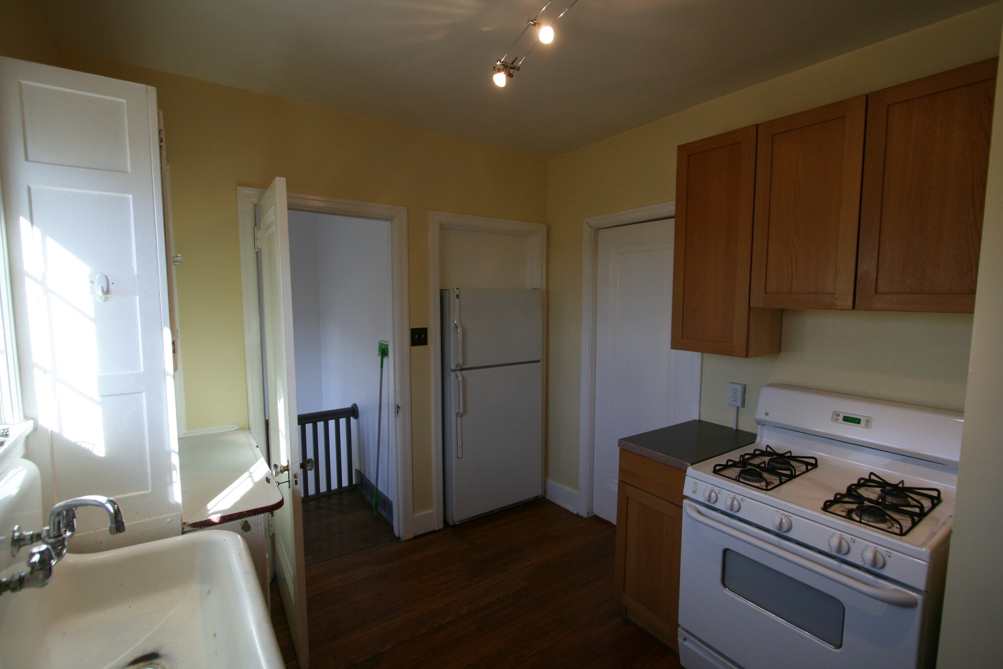 Kitchen with door on left to the basement - 330 S Aiken Ave