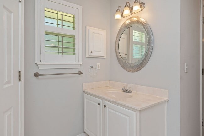 Building Photo - Updated Home in Bluewater Bay!