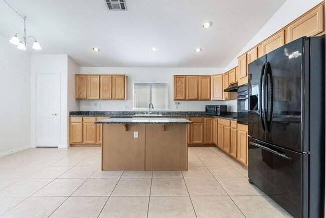 Building Photo - Enjoy an open floor plan with all appliances!