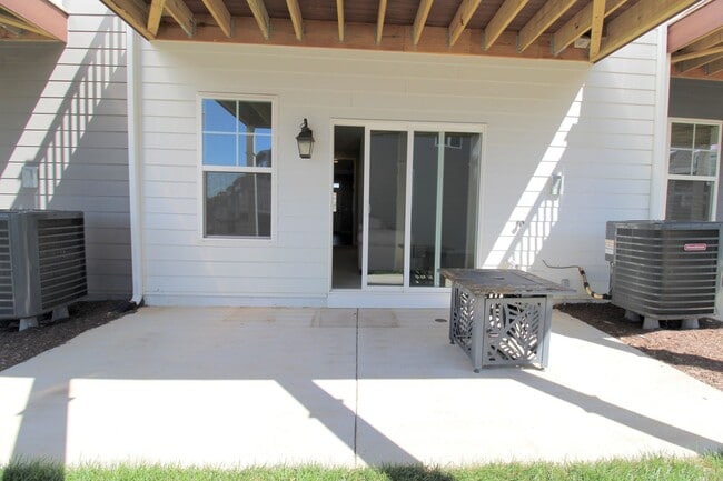 Building Photo - 3398 Monterey Dr