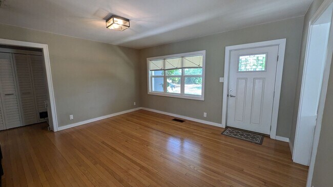 Building Photo - Charming two bedroom one bath cottage with...