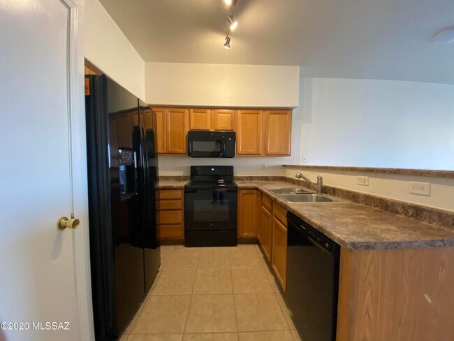 Building Photo - 1265 E Weimer Cir