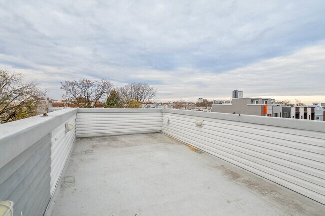 Building Photo - 1836 Ingersoll St