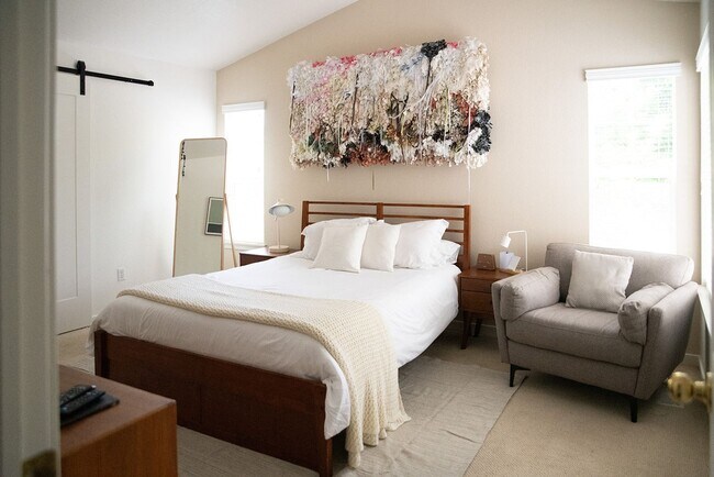 Building Photo - 2 BDR Gorgeous Updated Townhome with Huge Garden