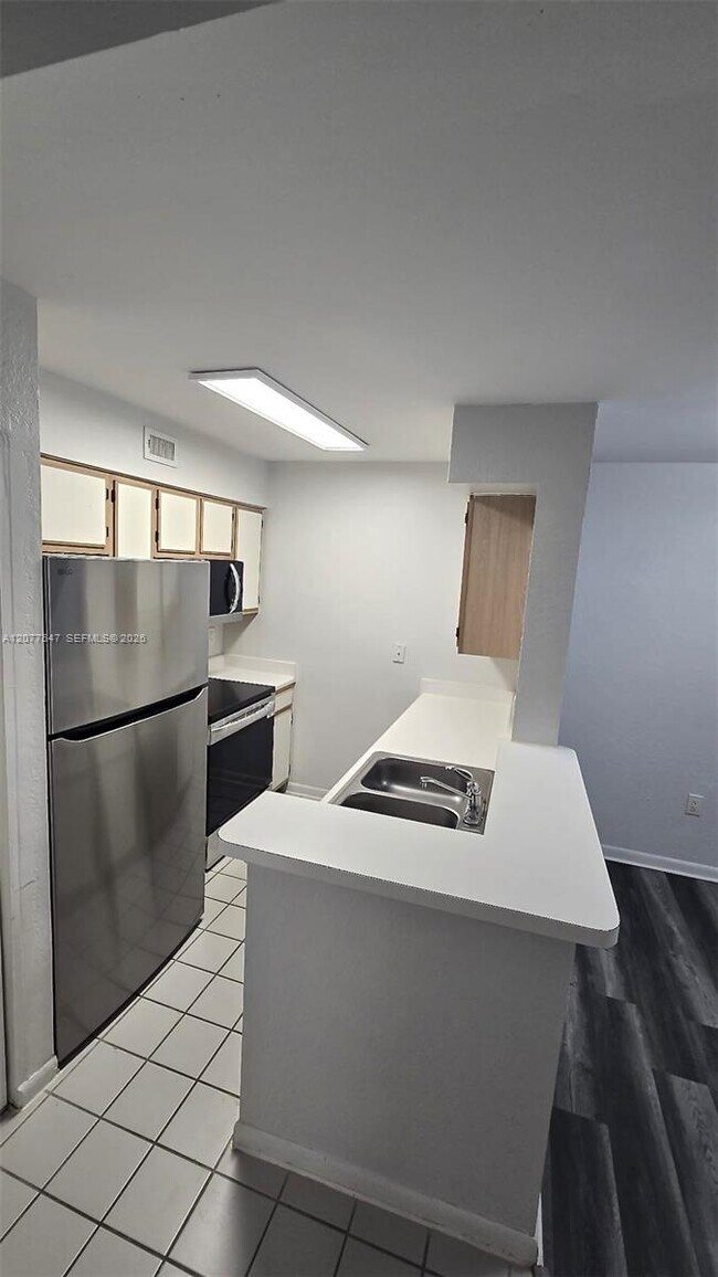 Building Photo - 2881 N Oakland Forest Dr