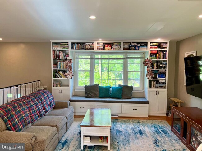 Building Photo - 7209 Popkins Farm Rd