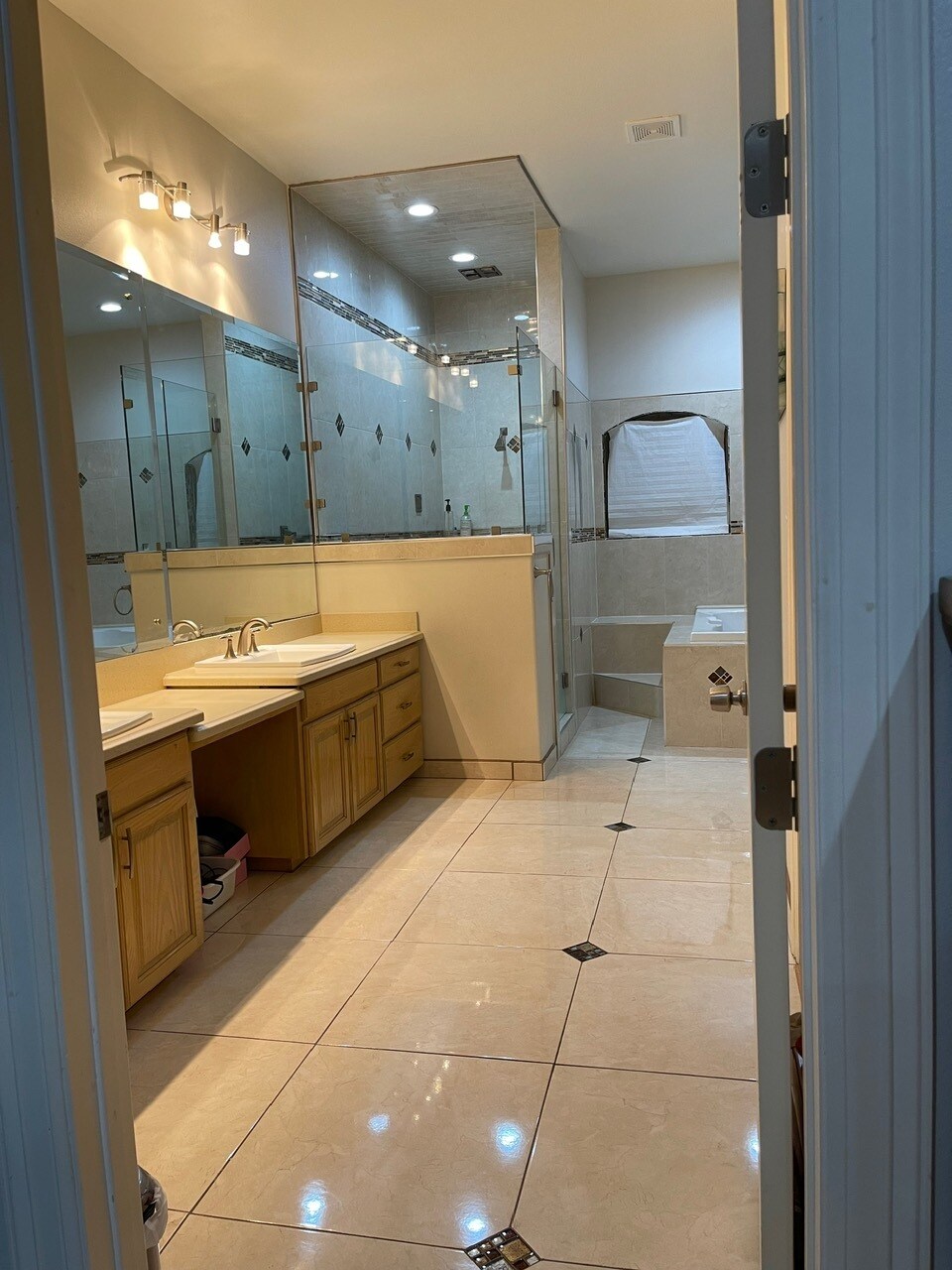 Bathroom with hot tub - 929 Richland Dr
