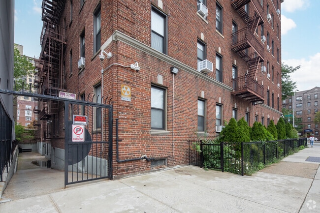 Building Photo - Windsor House