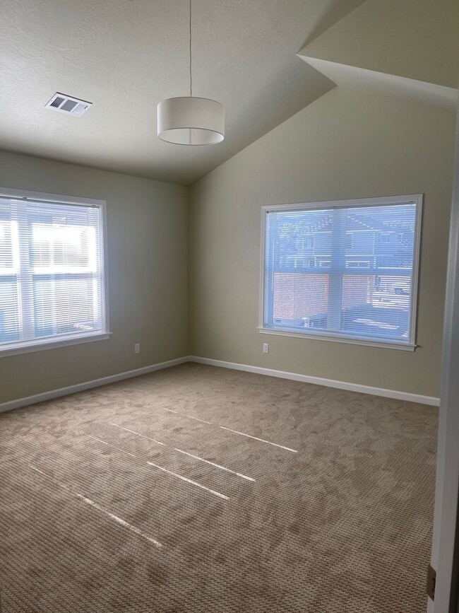 Building Photo - 3 Bedroom 2 Bath Single Family Home