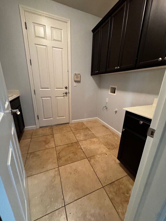 Building Photo - Spacious 4 bedroom near shopping and schools!