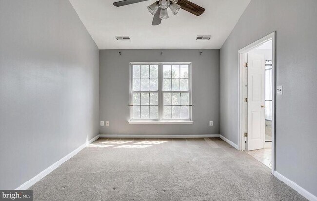 Building Photo - 25242 Dunvegan Square