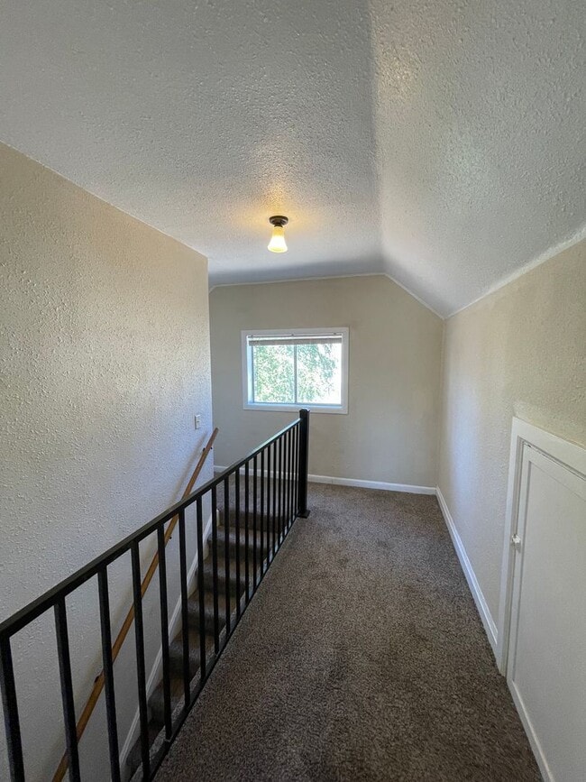 Building Photo - Charming 3bdrm, 1 bath house with fenced y...