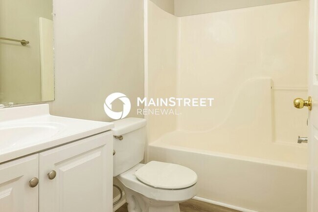 Building Photo - 3 Bedroom Pet-Friendly Home in Hendersonvi...