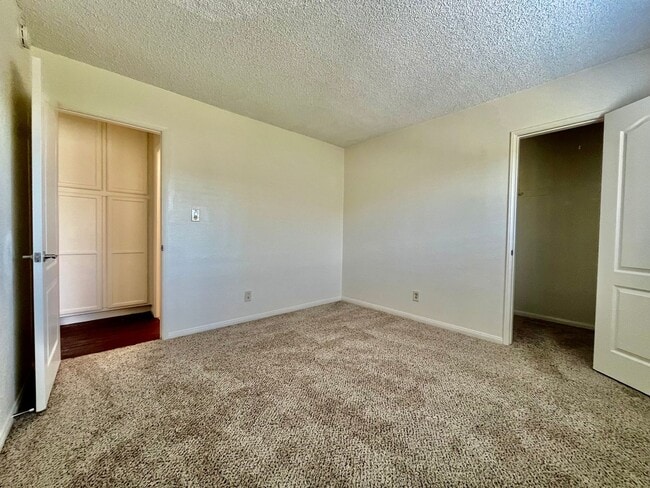 Building Photo - 471 Ballentyne St #49- Large upper 2 bed 2...