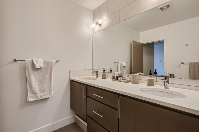 Building Photo - Queen Anne Home