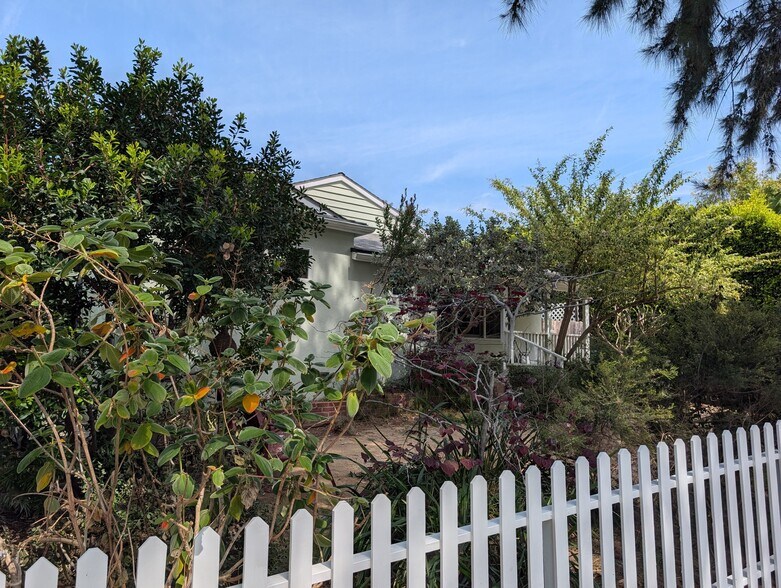 Building Photo - 1043 Pacific St