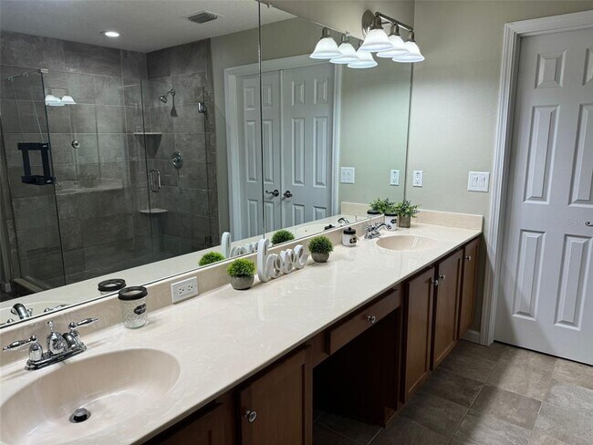 Building Photo - 14024 Wake Robin Dr