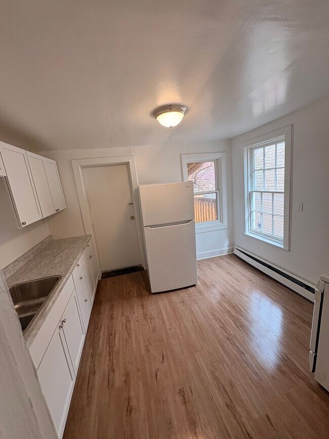 Building Photo - 2nd Floor 3 Bedroom Apartment in Downtown York City