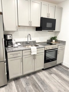 Building Photo - 585 Essex St