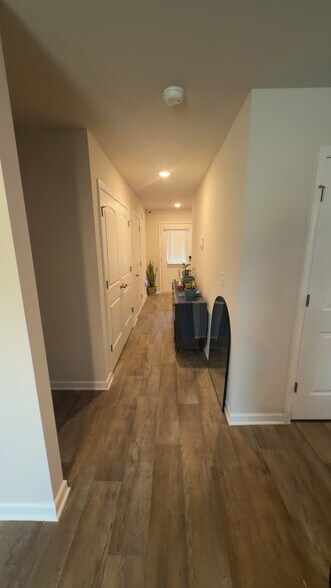 Building Photo - 123 Garden Walk