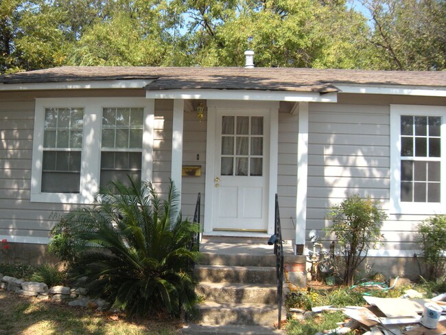 Primary Photo - Classic Hyde Park Home - 2Bd/1Ba - Origina...