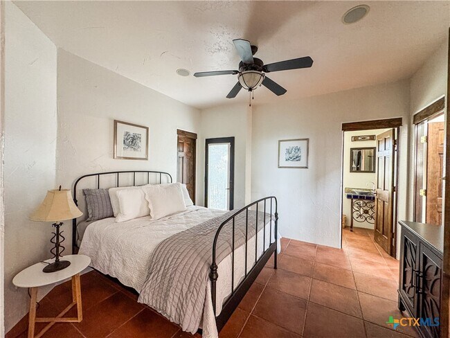 Building Photo - 2000 Village Oak