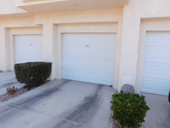 Building Photo - 2 Bed/ 2 Bath upstairs Condo in Guard Gated Painted Desert
