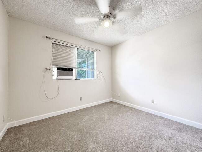 Building Photo - Recently Refreshed Pet Friendly Waikele Co...