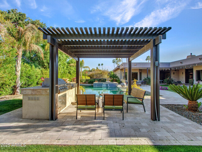 Building Photo - 6031 E Paradise Dr