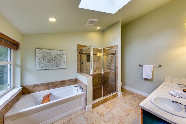 Building Photo - Beautiful Bainbridge Home