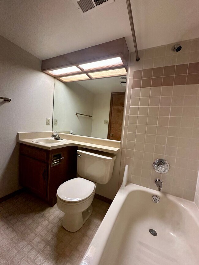 Building Photo - Spacious 4BD w/ A/C in Desirable Briargate...