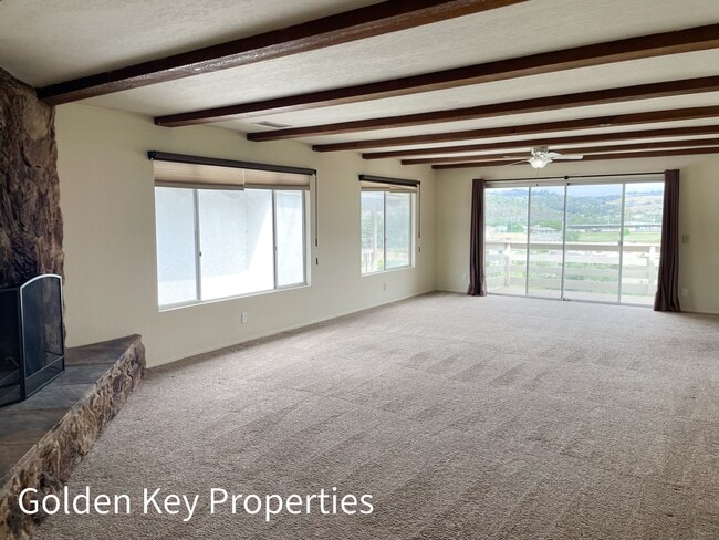 Building Photo - Welcome to this stunning duplex located in beautiful Bonsall!