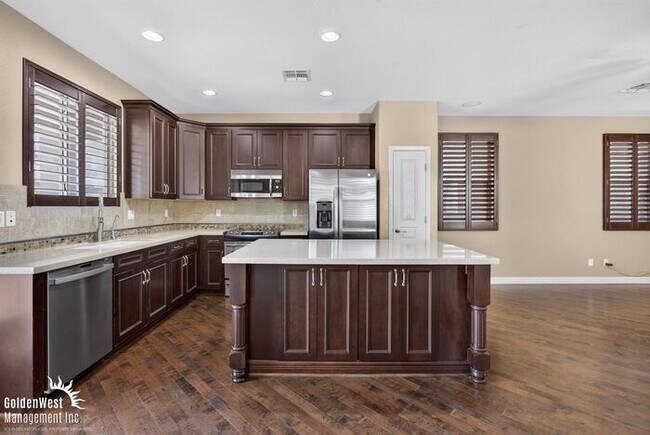 Building Photo - Beautiful 3Bdm 2.5Ba Home with Private Backyard in Power Ranch!