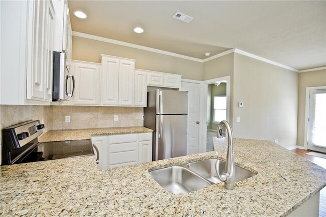 Building Photo - 2304 SW Juniper Ave