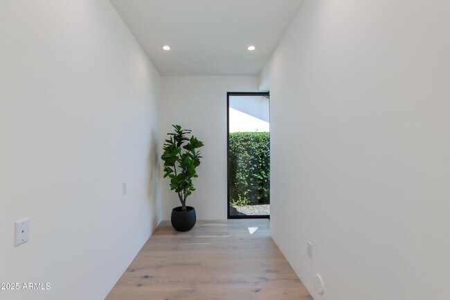 Building Photo - 4002 E Avalon Dr