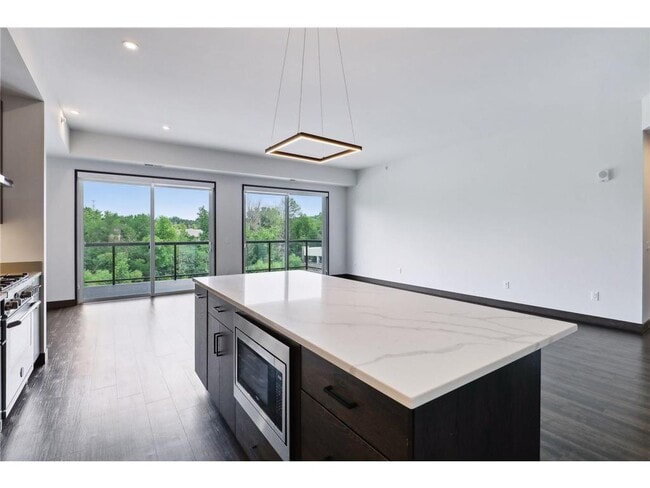 Building Photo - 253 Lake St E