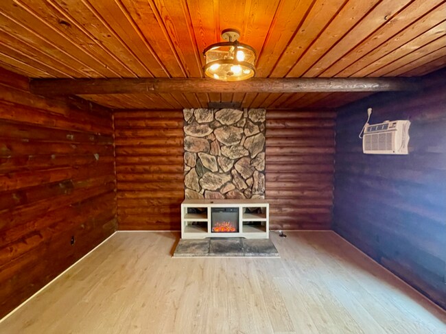 Building Photo - 722 S Kcid Rd