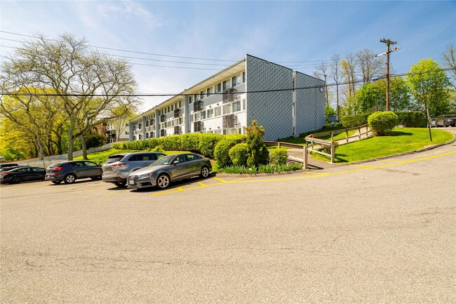 Primary Photo - 5 Wyndover Woods Ln