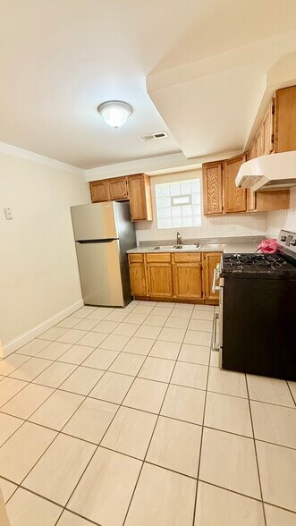 Building Photo - 5843 W Warwick Ave